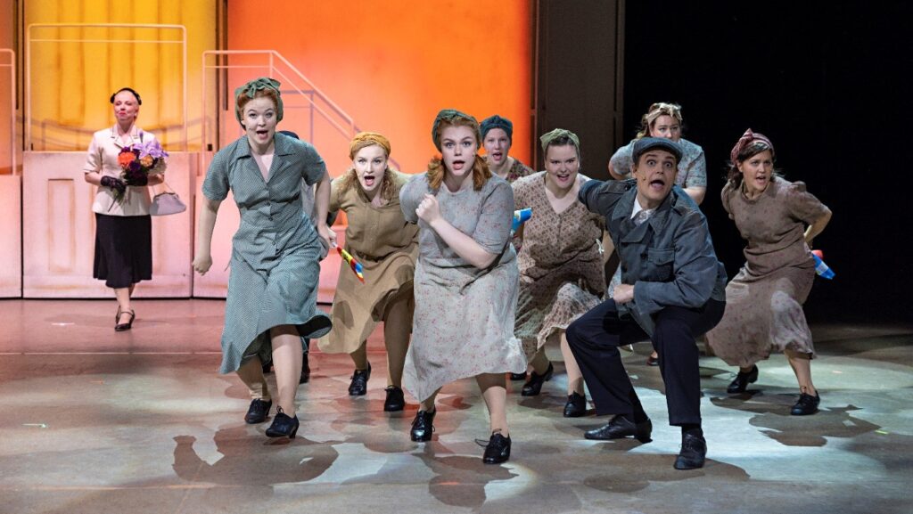 Gradian opiskelijat musikaaliesityksessä