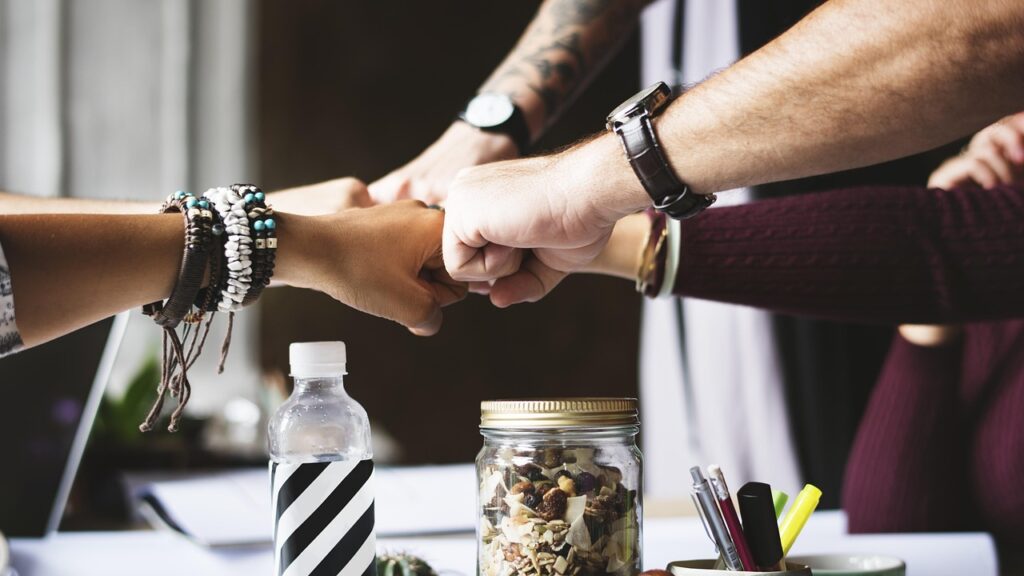 Nyrkit koskettavat toisiaan yhteistyön merkiksi