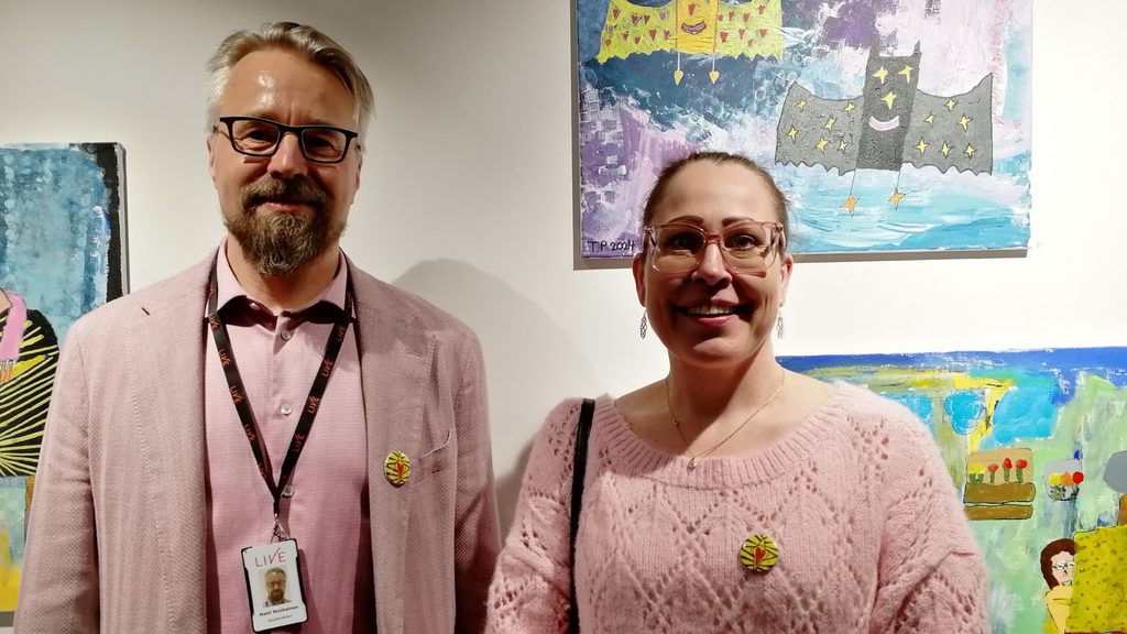 Ammattiopisto Liven apulaisrehtori Matti Matikainen ja Konservatorioliiton toiminnanjohtaja Taija Lähdetie poseeraavat Konservatorioliiton Kevätpäivillä vuonna 2024.