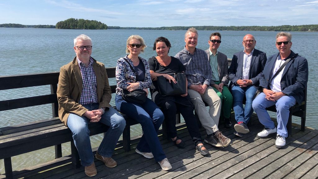 Konservatorioliiton kollegion jäseniä kokoustauolla veden äärellä kesällä 2019.