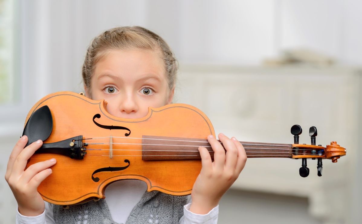 Nuori tyttö viulu kädessään